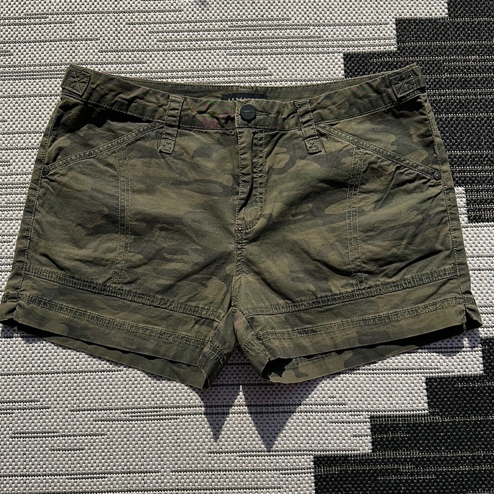 Woman’s Sanctuary Camouflage Shorts, sz 30
